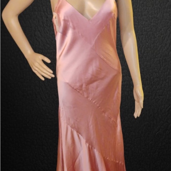 This Cult Gaia dress will have heads turning. Great for any occasions.